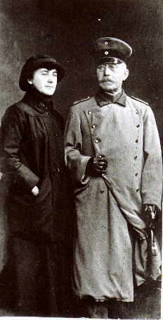 Margot Vehrigs mit ihrem Vater Hugo Vehrigs 1917